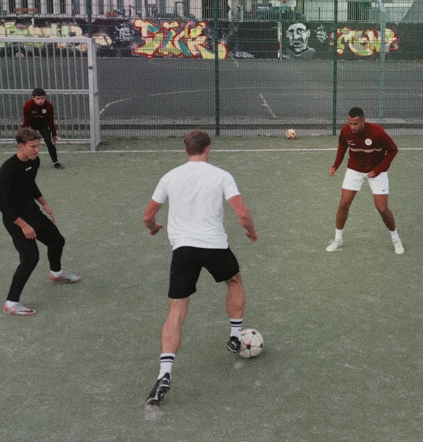 Kick auf dem Bolzplatz